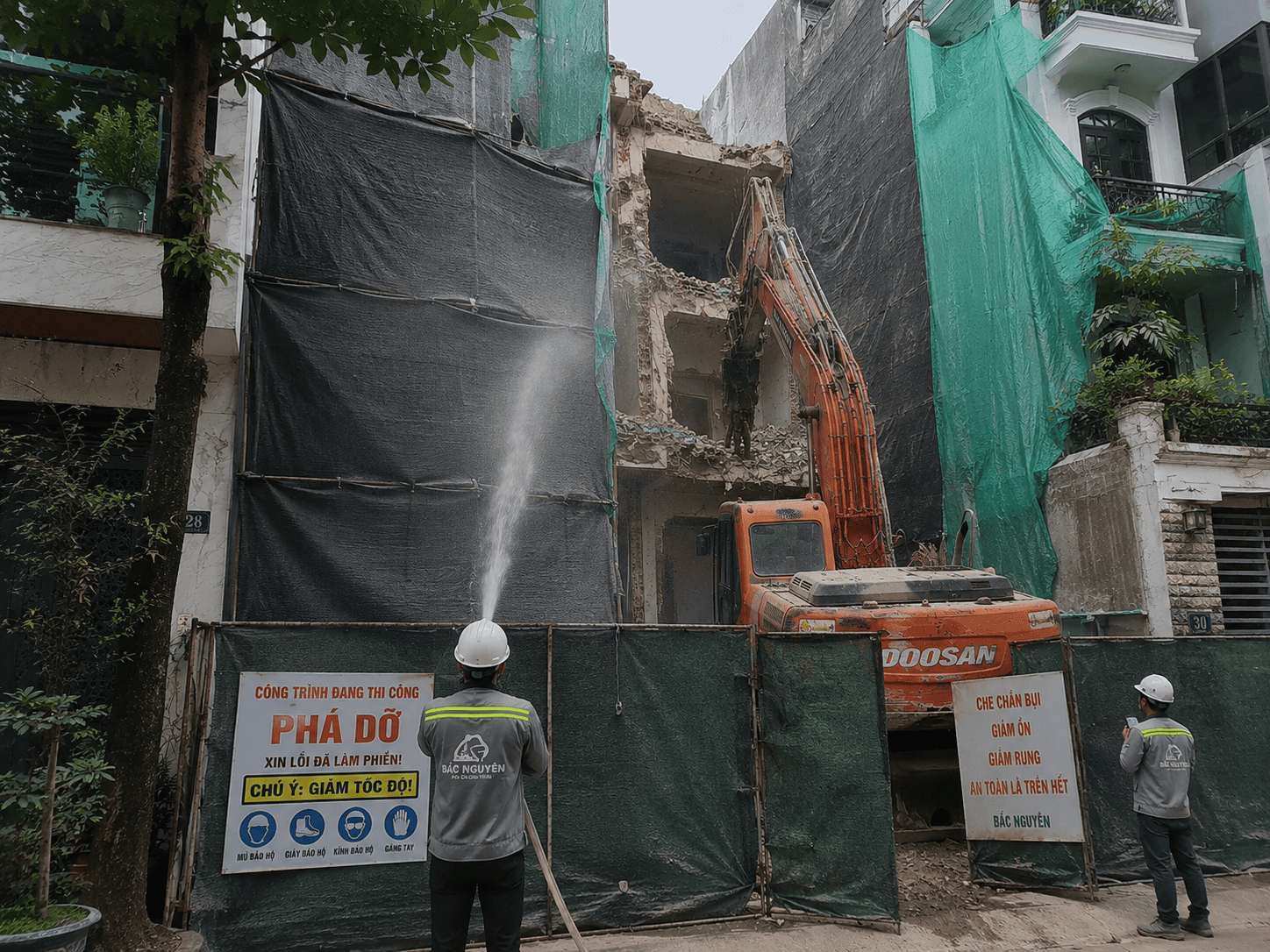 Che chắn bụi tại công trình phá dỡ nhà