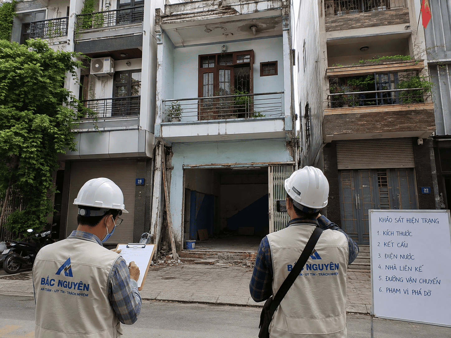 Khảo sát đường tiếp cận trước khi phá dỡ nhà phố