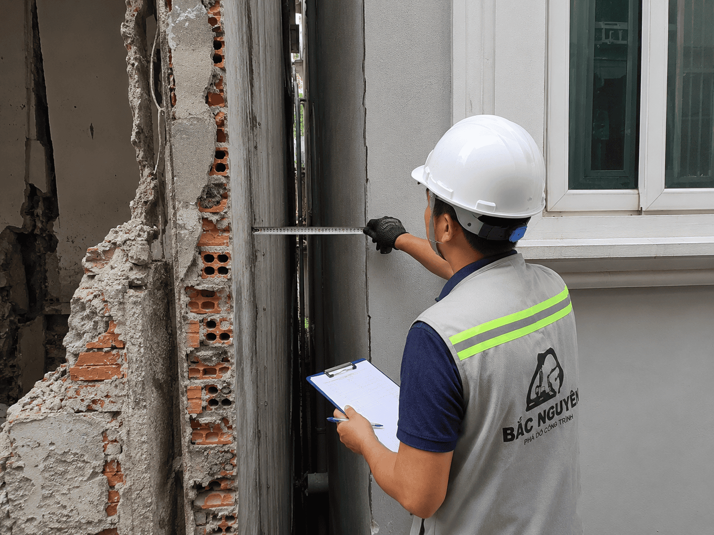Kiểm tra khe tiếp giáp giữa công trình phá dỡ và nhà bên cạnh
