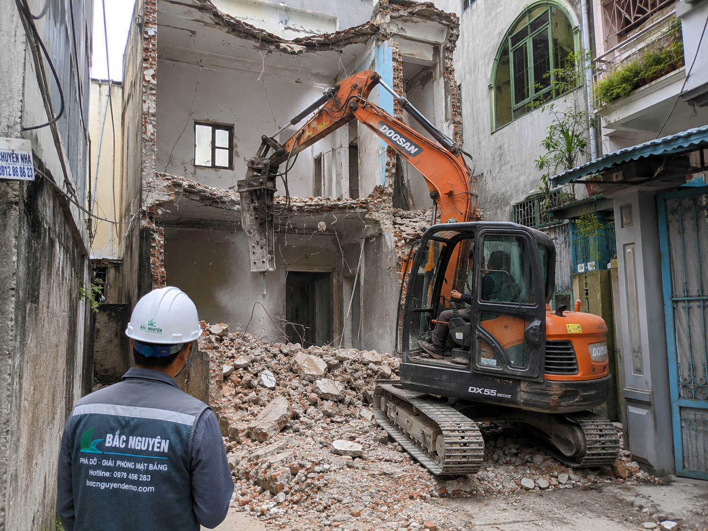 Máy phá dỡ công trình nhà ở phù hợp với mặt bằng thi công