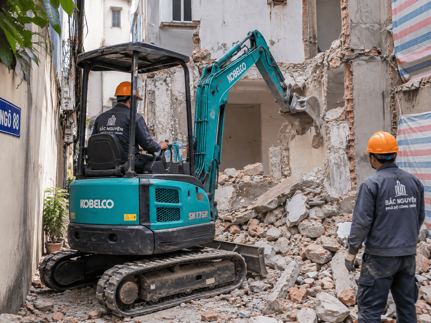 Máy xúc mini phục vụ phá dỡ nhà khi mặt bằng phù hợp