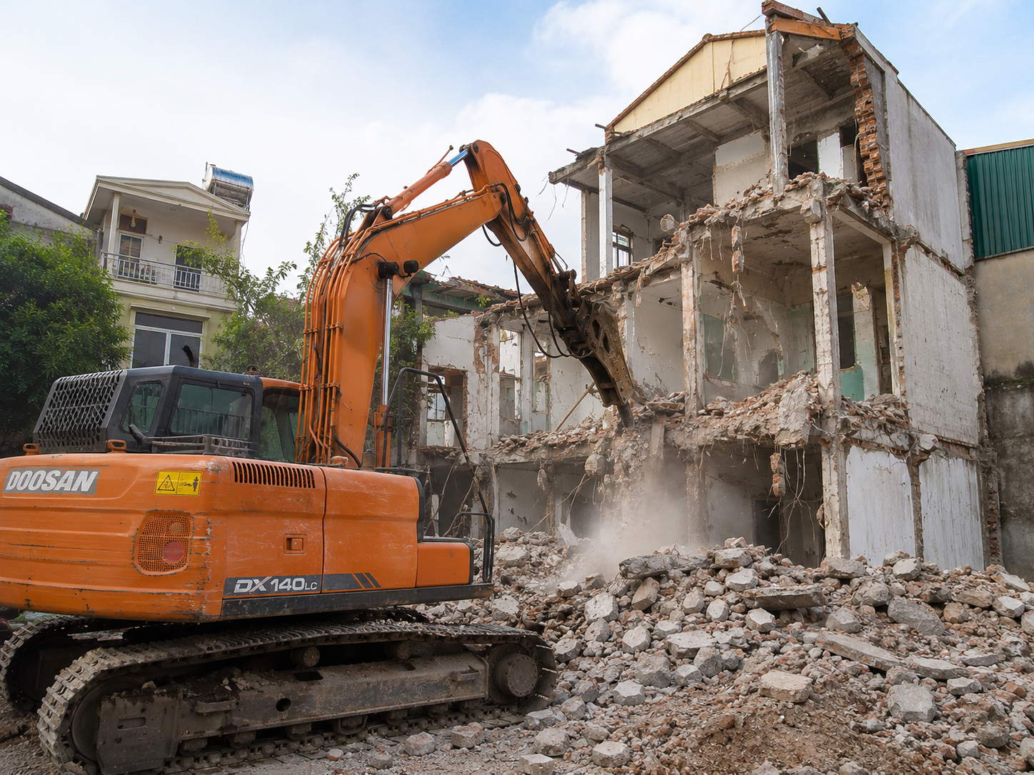 Máy xúc phá dỡ nhà cũ tại khu vực phù hợp