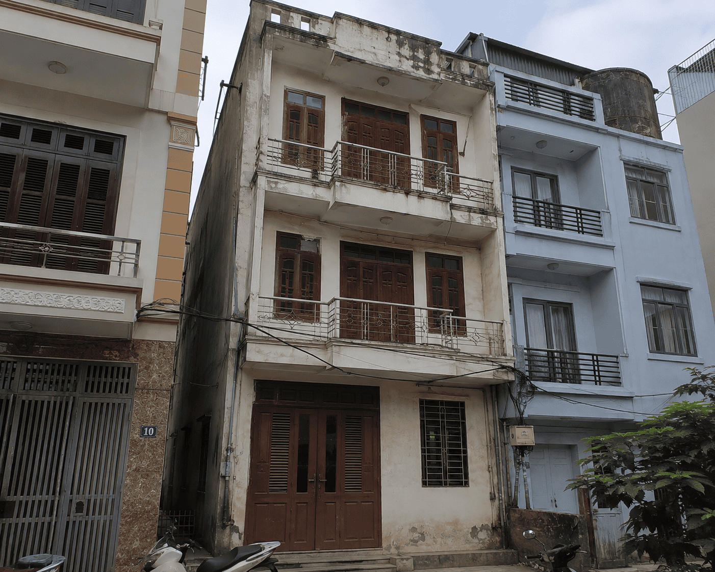 Hiện trạng nhà 3 tầng có công trình liền kề trước phá dỡ