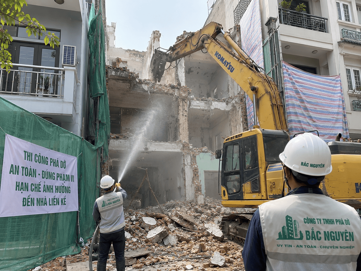 Phá dỡ công trình có nhà liền kề cần kiểm soát phạm vi
