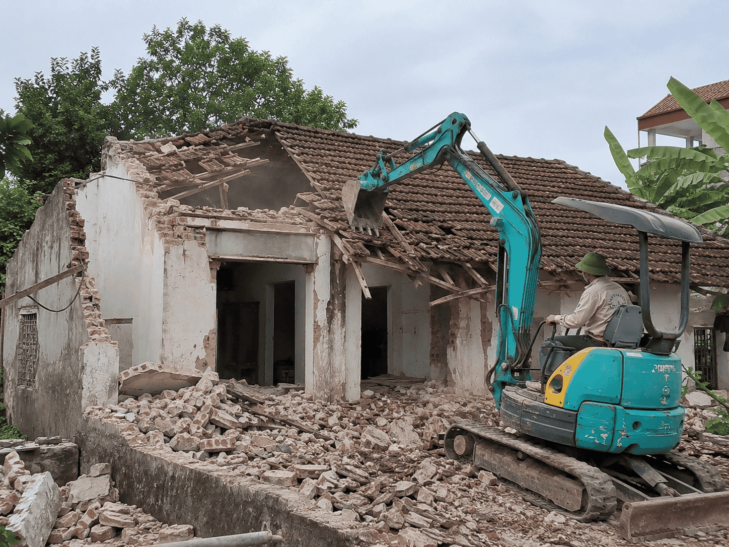 Phá dỡ nhà cấp 4 mái ngói cũ