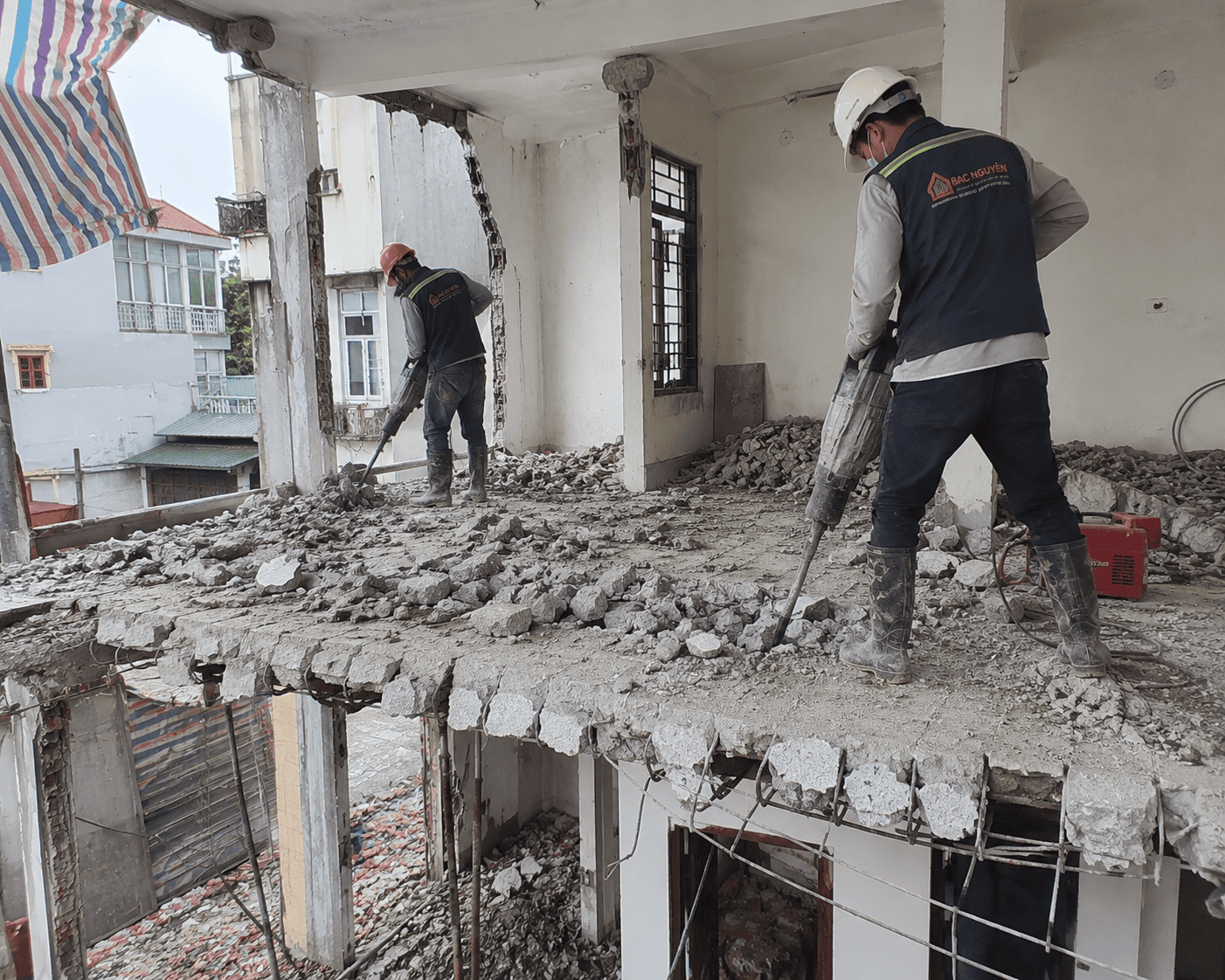 Thi công phá dỡ sàn bê tông nhà 3 tầng