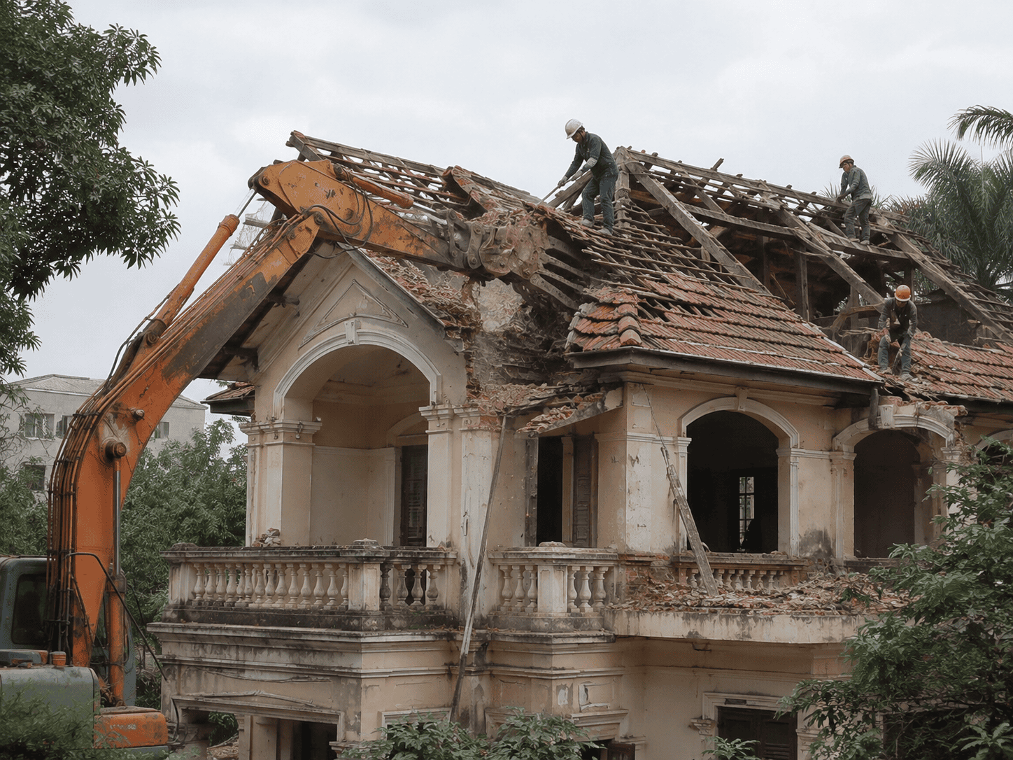 Tháo dỡ mái nhà của biệt thự cũ