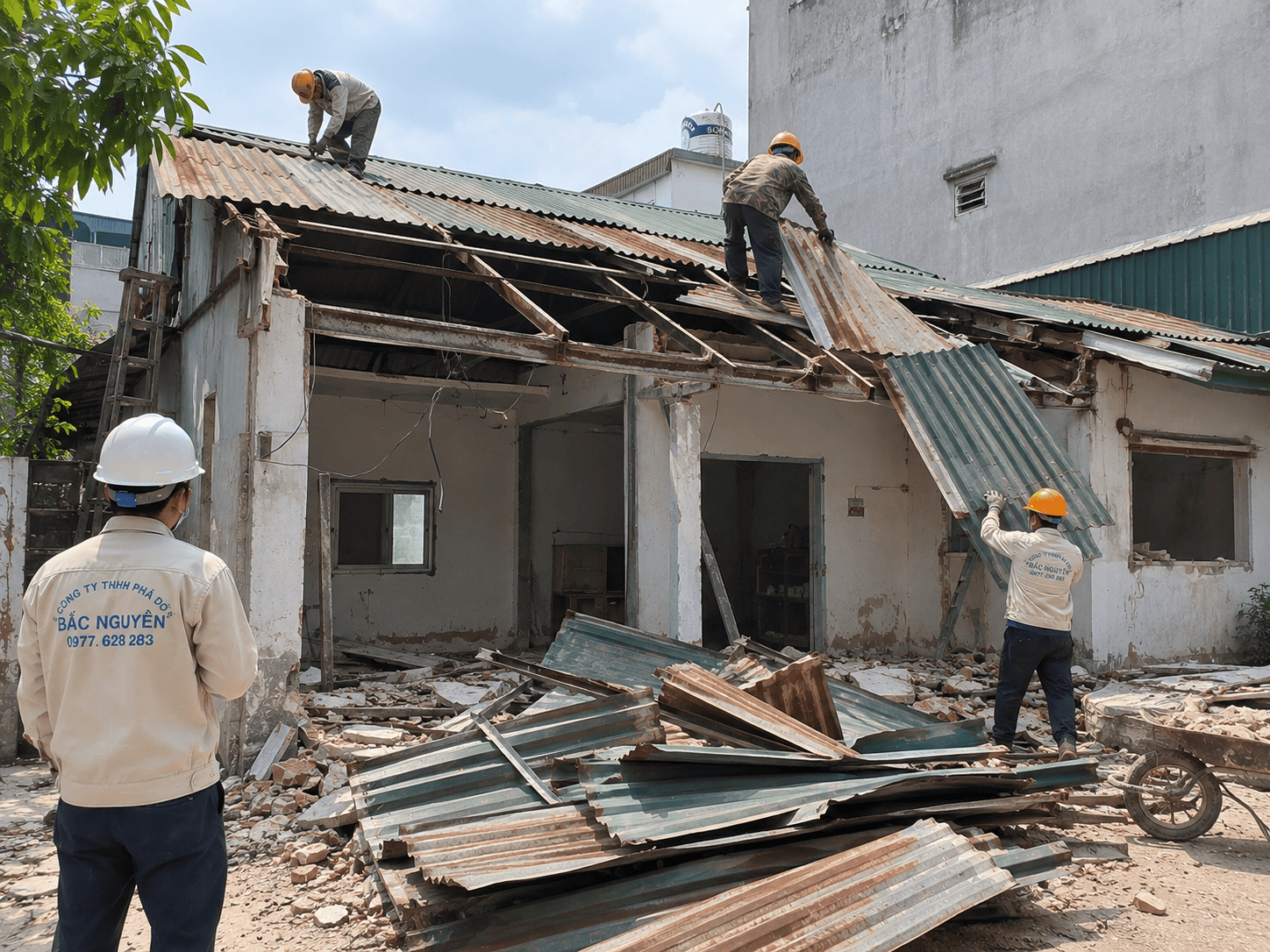 Tháo dỡ nhà cấp 4 mái tôn cũ