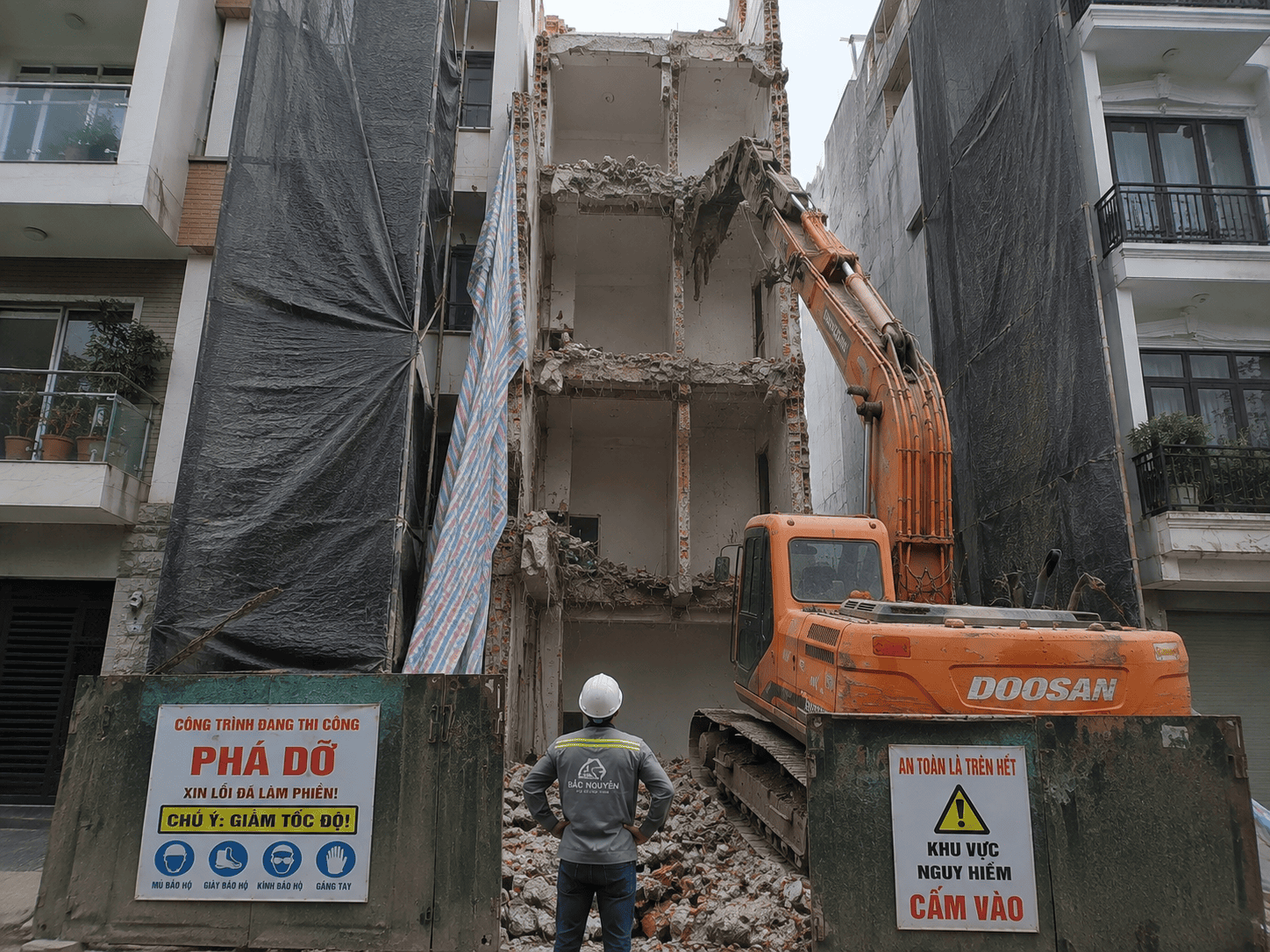 Thi công phá dỡ nhà phố nằm sát công trình liền kề