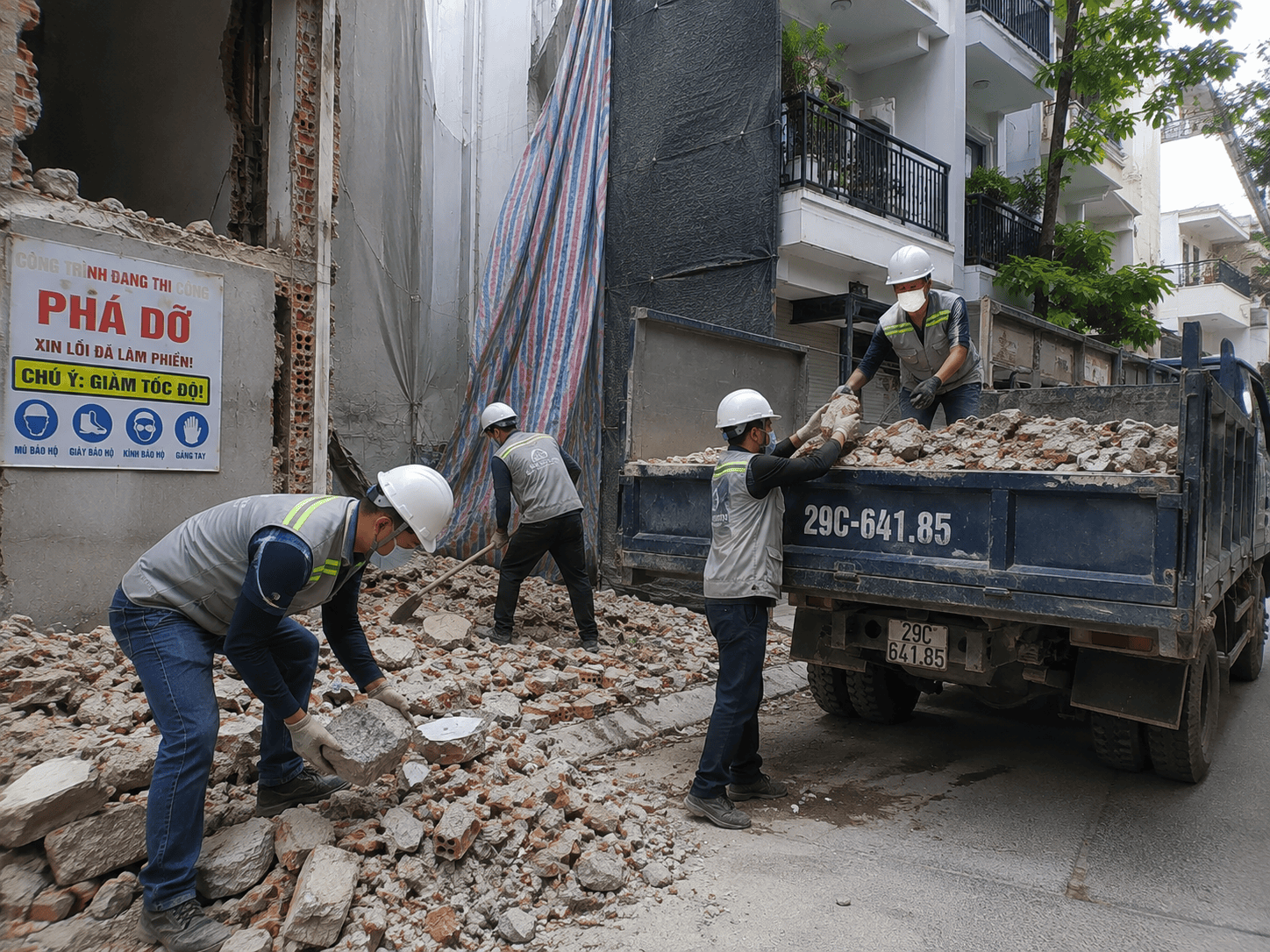 Thu gom vật liệu phát sinh sau khi phá dỡ nhà