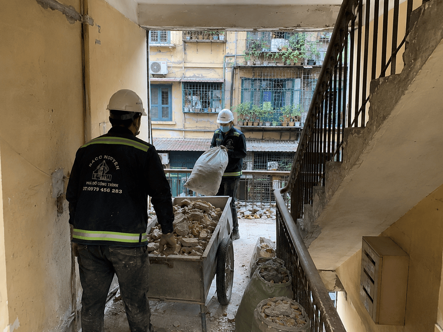 Vận chuyển vật liệu từ khu vực nhà tập thể cũ